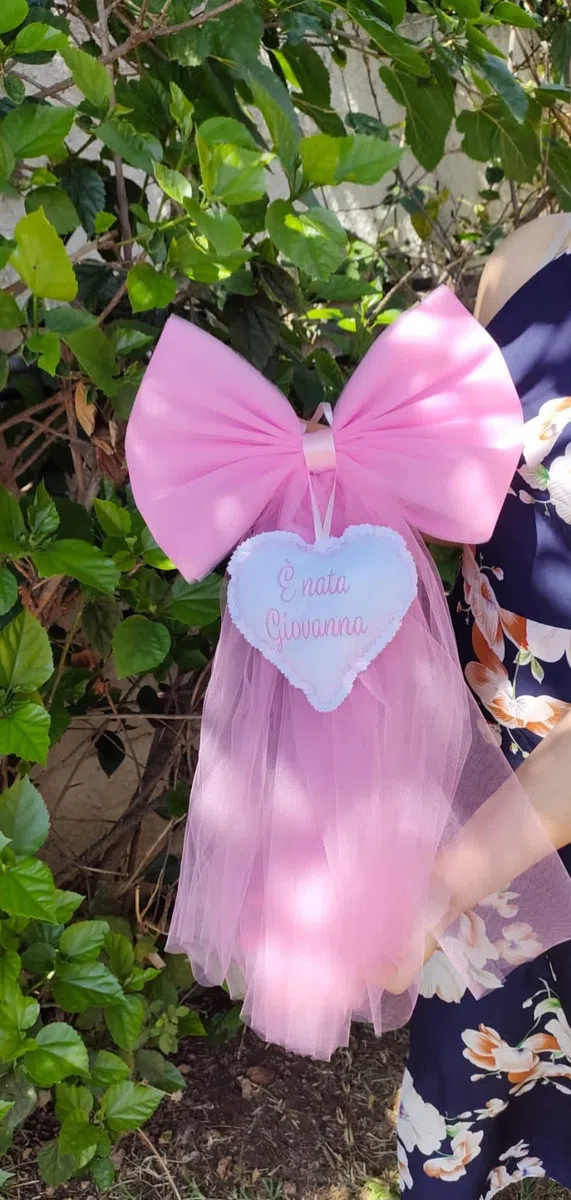 Crociedelizie, fiocco nascita bimba personalizzato in tulle rosa con ricamo nome ricamato elegante semplice coccarda fuori porta cuore