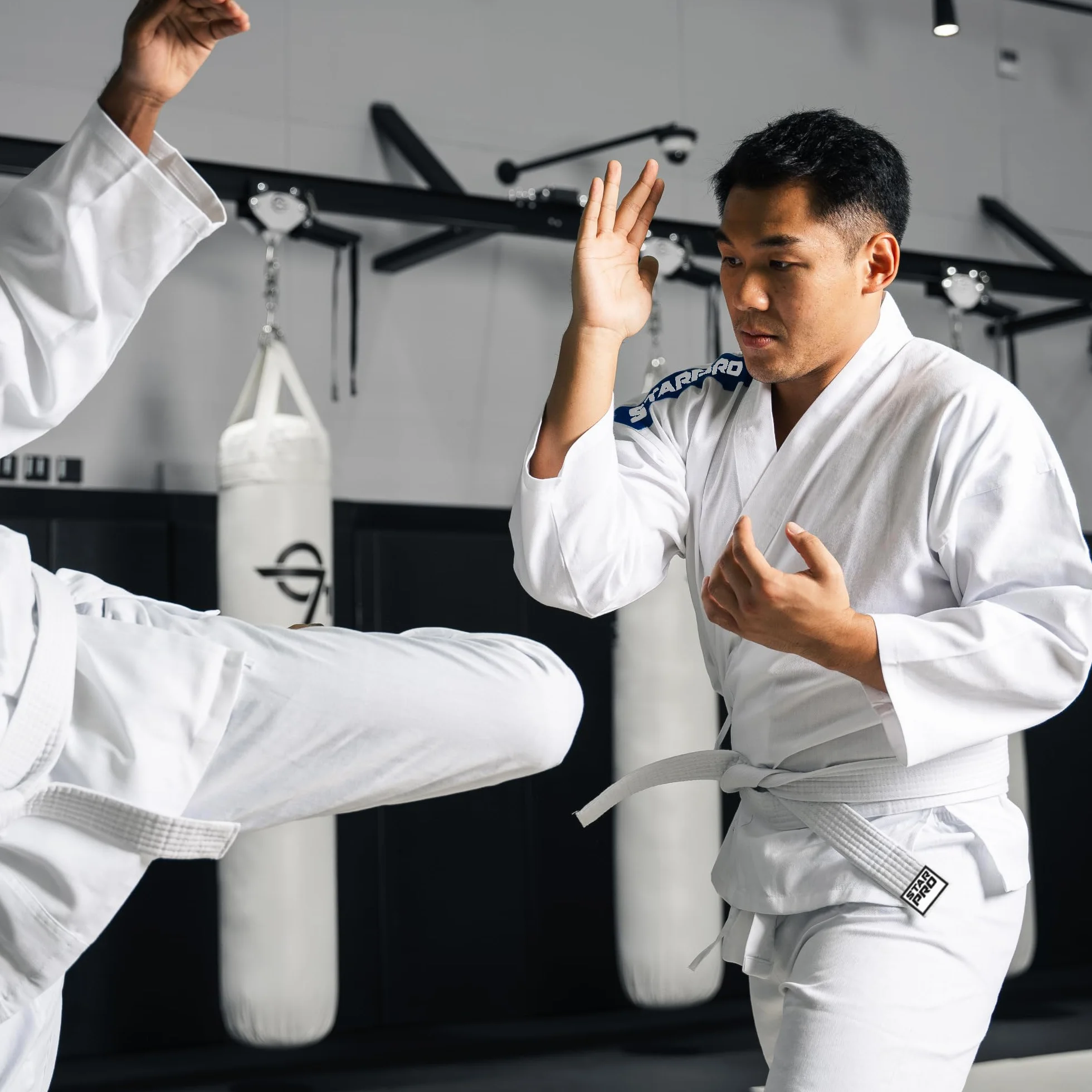Starpro Tuta Kimono Karate in Cotone Bianco. Uniforme Professionale in Tessuto da Allenamento, Arti Marziali, MMA, Karate, Taekwondo - Uomini, Donne e Bambini - 110-190 cm - Cintura Bianca Gratuita