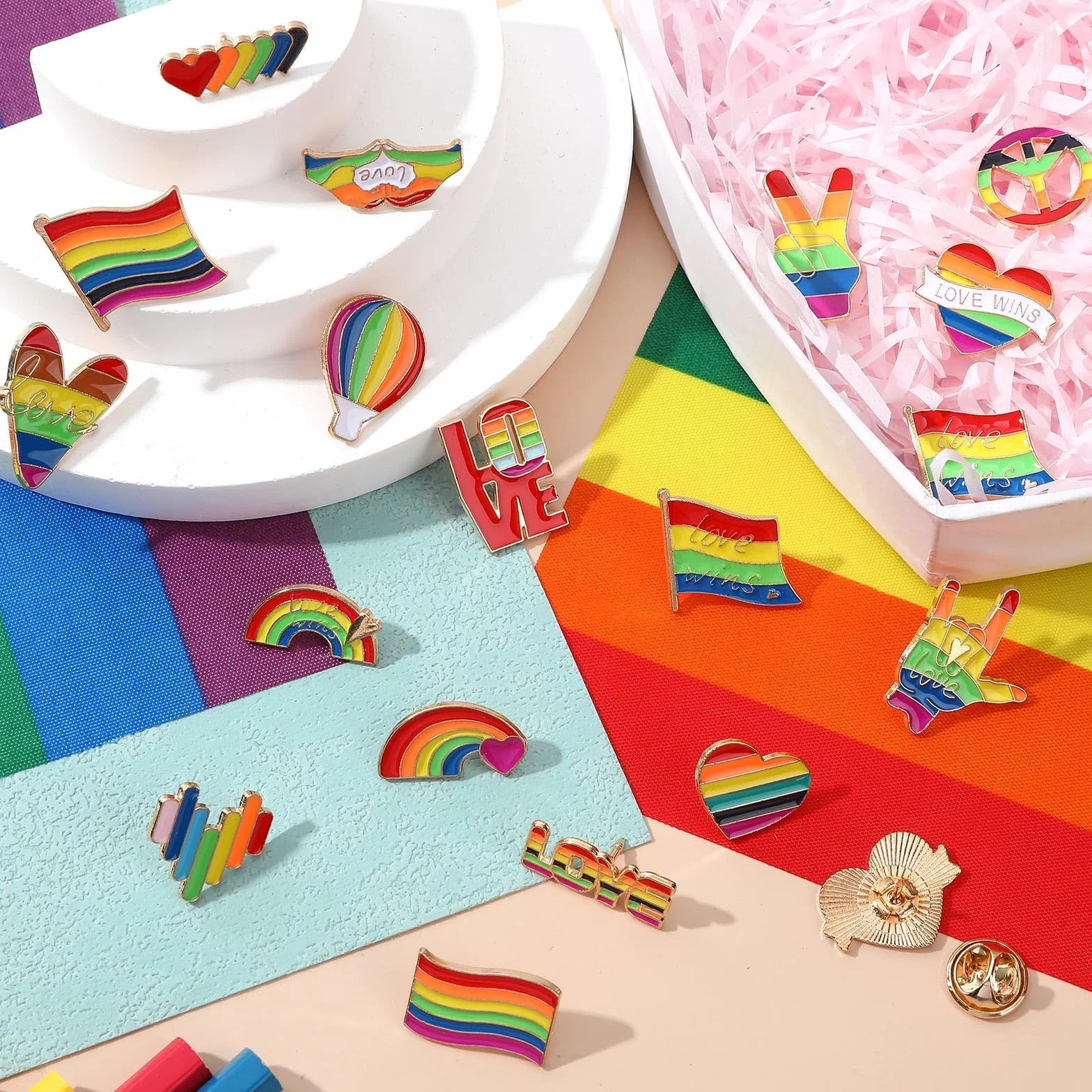 SANNIX 60 spille arcobaleno smaltate LGBT con bandiera a cuore gay-Pride, spille per vestiti, borse, cappelli, accessori, 20 stili