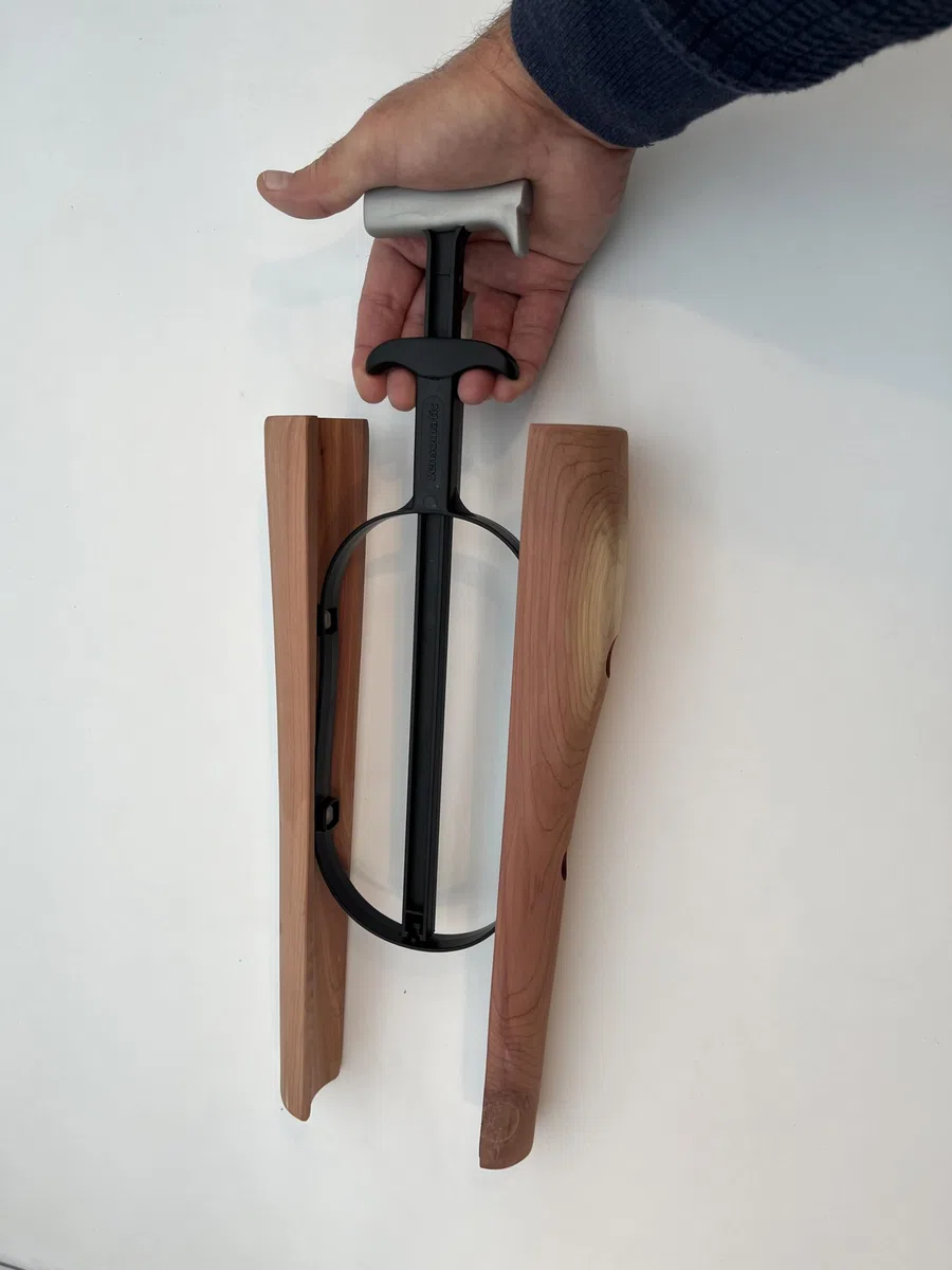DELFA - Tendistivali in legno di cedro, lunghezza 35 cm, meccanica innovativa, forma esclusiva con nome personalizzato