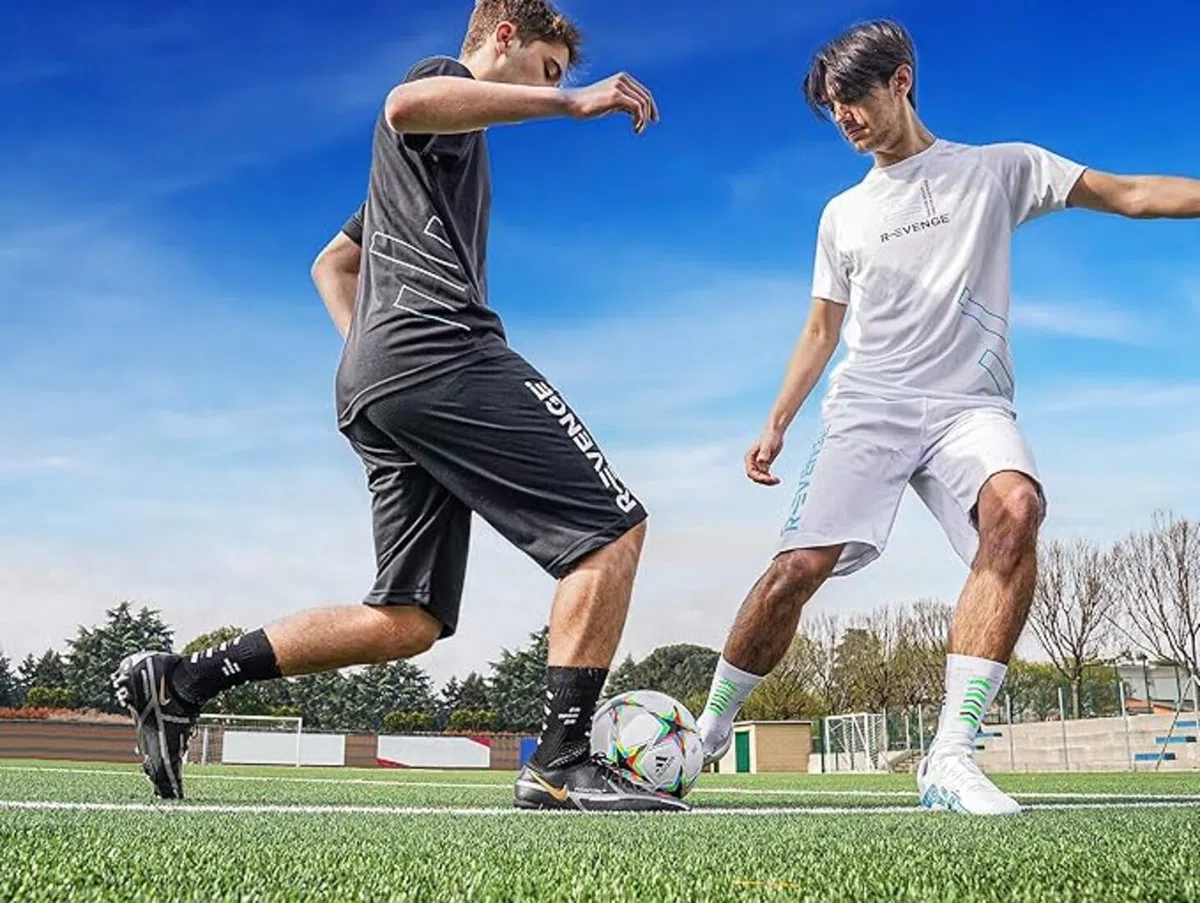 R-EVENGE Kit 4 Calze Tecniche da Calcio con inserti antiscivolo e protezione per tibia e tendine.