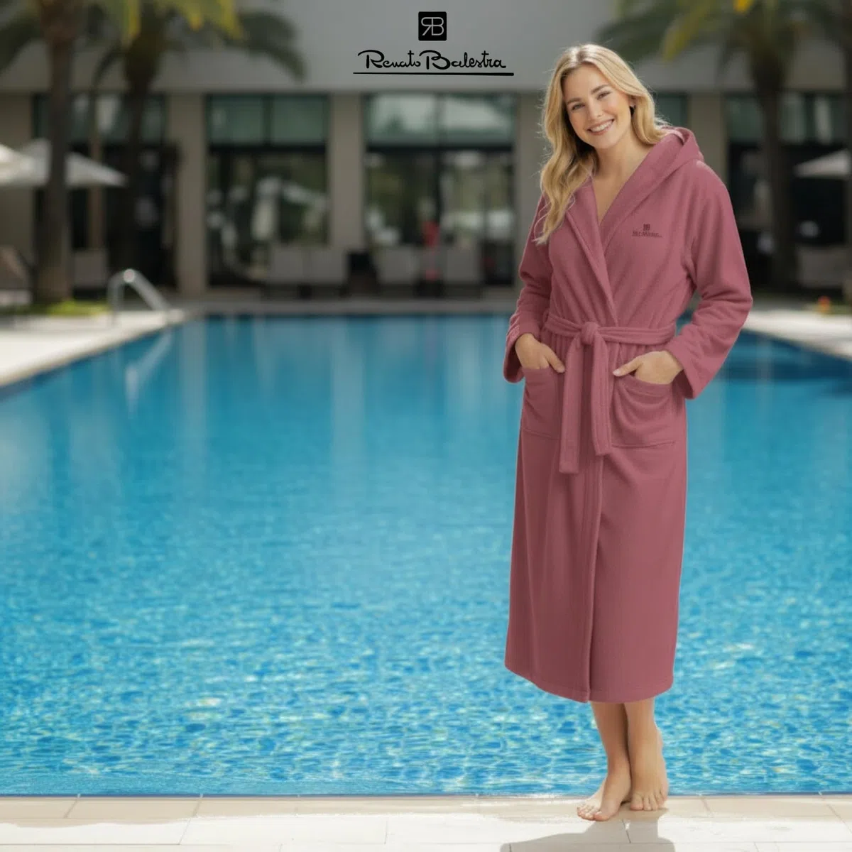 Intimitaly Renato Balestra - Accappatoio in Microfibra Uomo e Donna - Unisex con Cappuccio, Tasche e Cintura, Leggero e Morbido, per Viaggio, Piscina, Palestra