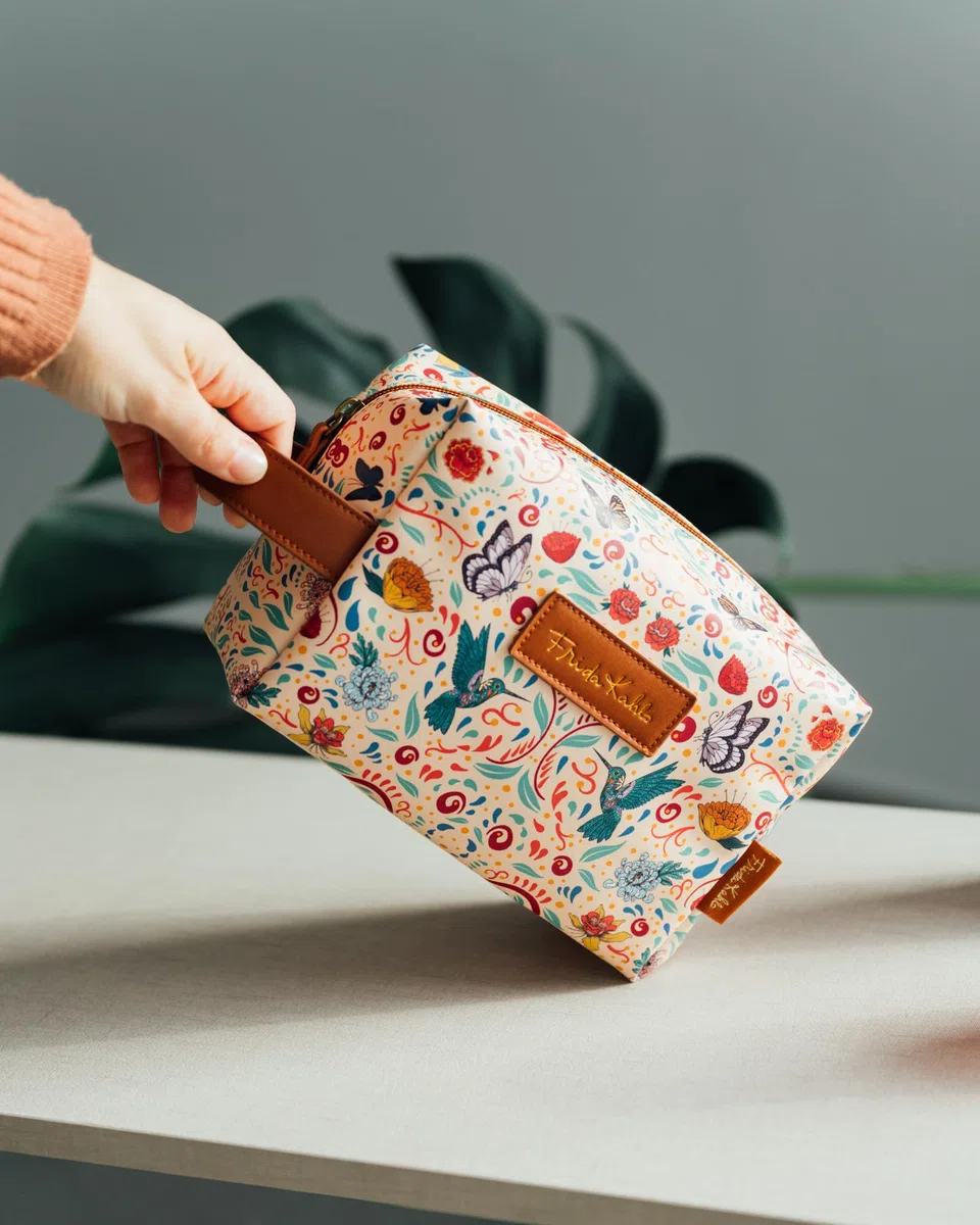 Grupo Erik Beauty Case da Viaggio Frida Kahlo - Beauty Case Donna da Viaggio Impermeabile con Cerniera e Manico | Organizer Trucchi Portatile, Regalo Donna (20 x 14,5 x 10 cm)