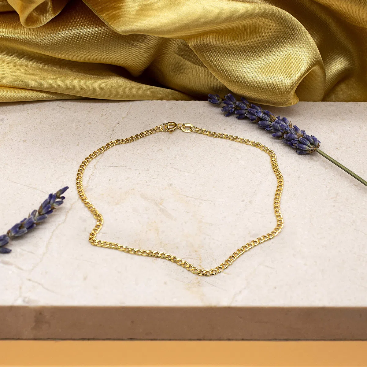 CARISSIMA Cavigliera da donna in oro giallo 9 ct con catena curb semi-forata, 24 cm