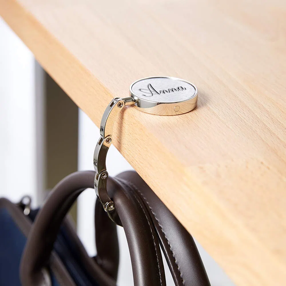 Gravado Appendi-Borsa da Tavolo in Metallo con Gancio Richiudibile, Incisione Personalizzata con Nome, Accessori Donna, Regalo per Lei, Idea Originale per la Migliore Amica