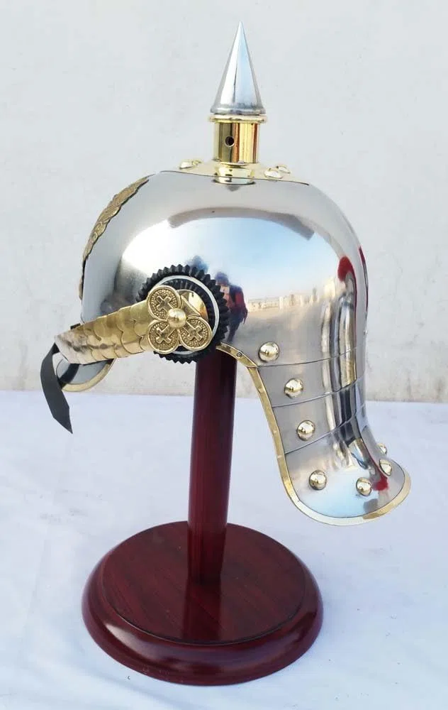 Replica del casco prussiano tedesco in acciaio e ottone Pickelhaube Casco da ufficiale militare a punta
