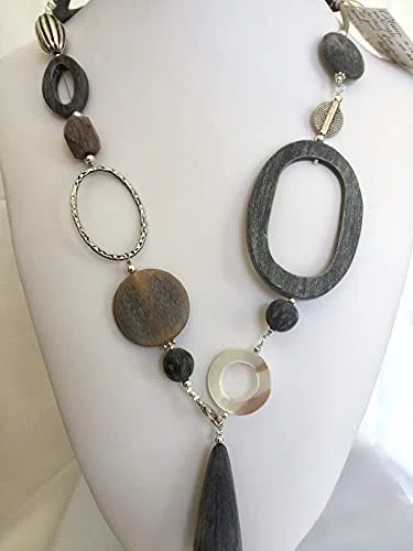 Gioielli d'Artista di Chiara Bo Collana lunga grigia in corno naturale satinato Frida