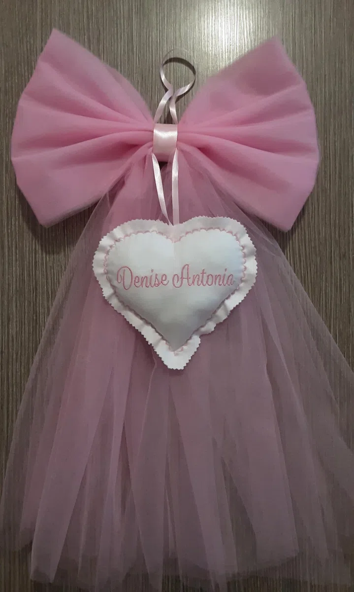 Crociedelizie, fiocco nascita bimba personalizzato in tulle rosa con ricamo nome ricamato elegante semplice coccarda fuori porta cuore