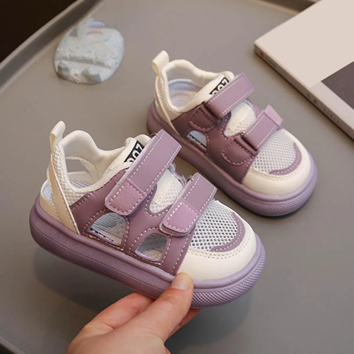 Sandali Bambini in Pelle Sintetica, 2026 Estivi Ciabatte Suola Spessa Pantofole Piatto Antiscivolo Scarpe Punta Aperta Sandalo Suola Morbida Sandali Unisex-Bambino Infradito da Spiaggia