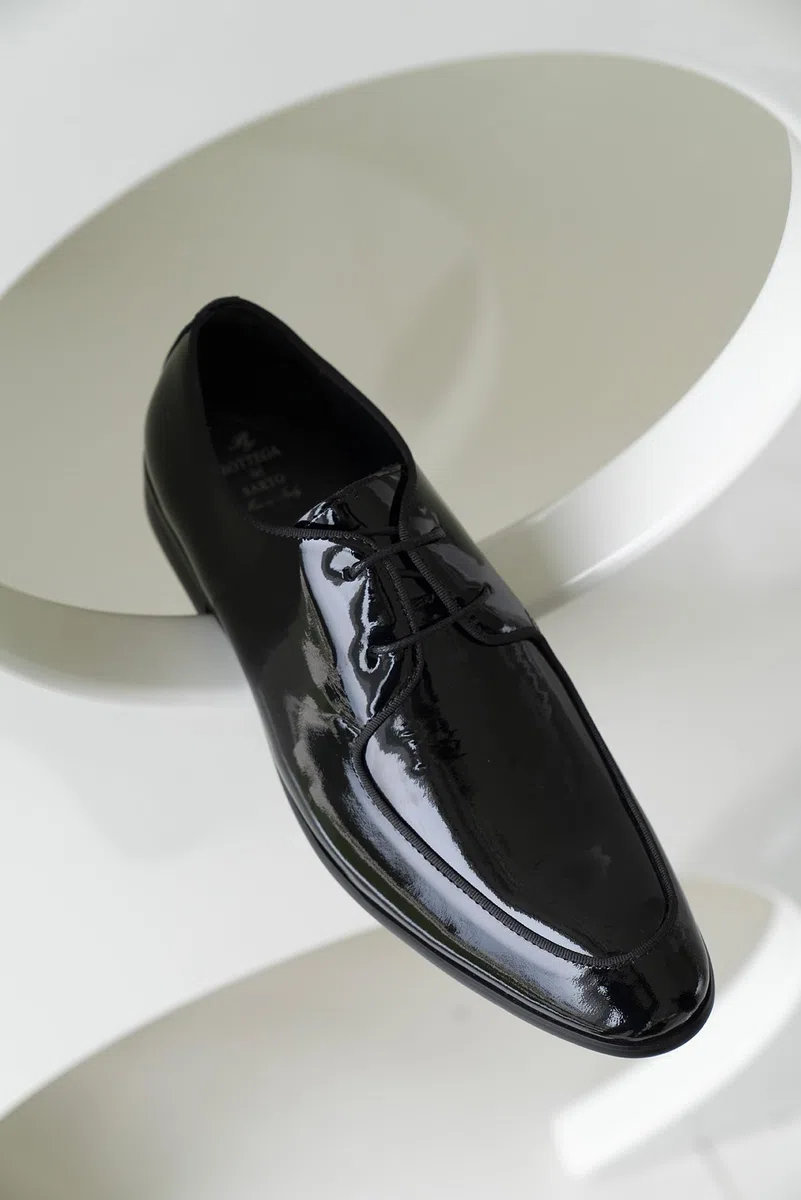 Bottega del Sarto Scarpa Derby da Smoking in Pelle Verniciata Nera con Suola in Cuoio Sartoriale