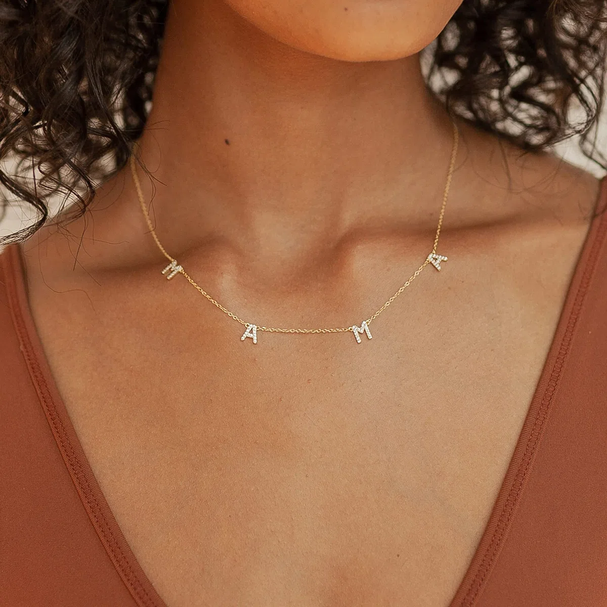 Regali di gioielli dell'amicizia Collana in oro delicato for donna, collana mamma placcata oro 14k Collane mamma con zirconi cubici Semplice catena di lettere in oro Gioielli personalizzati for mamma,