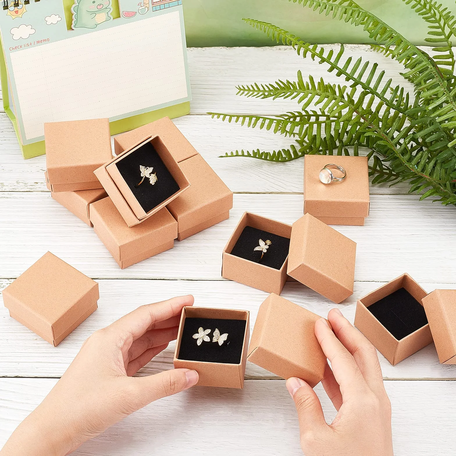 NBEADS 24 Pezzi Scatola per Gioielli, Contenitore di Regalo Al Dettaglio di Carta di Scatole di Gioielli di Cartone Marrone Kraft per Anniversari, Matrimoni O Compleanni, 5X5X3cm