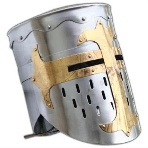 Casco da cavaliere templare con armatura medievale