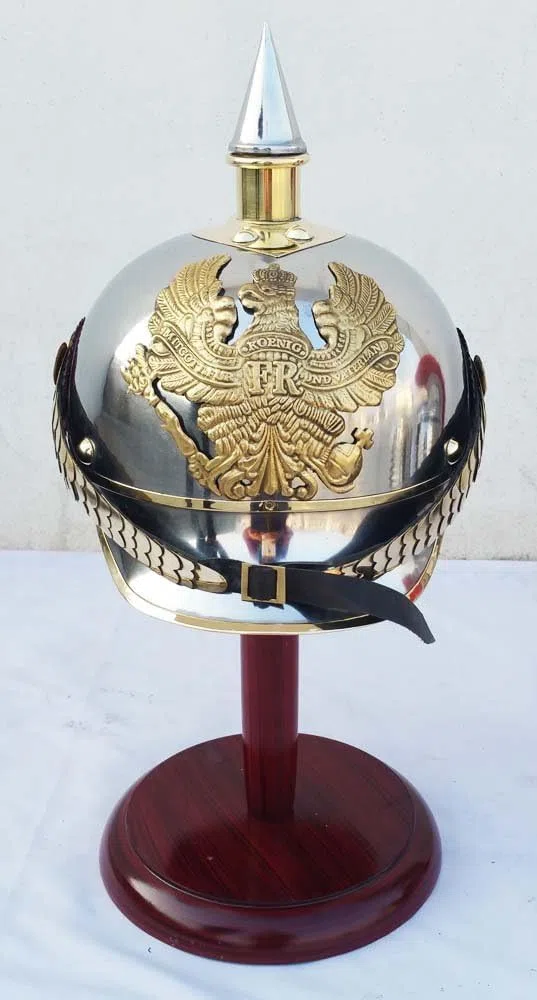 Replica del casco prussiano tedesco in acciaio e ottone Pickelhaube Casco da ufficiale militare a punta