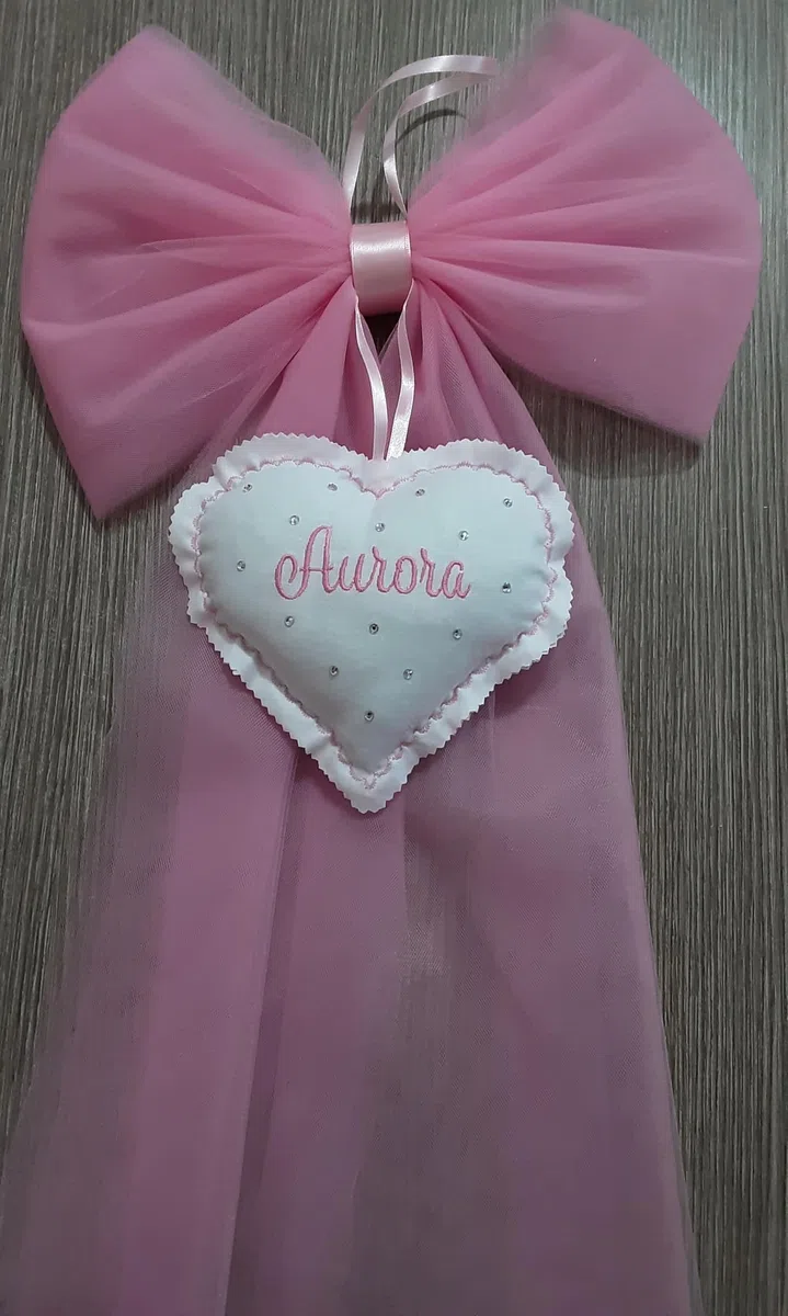 Crociedelizie, fiocco nascita bimba personalizzato in tulle rosa con ricamo nome ricamato elegante semplice coccarda fuori porta cuore