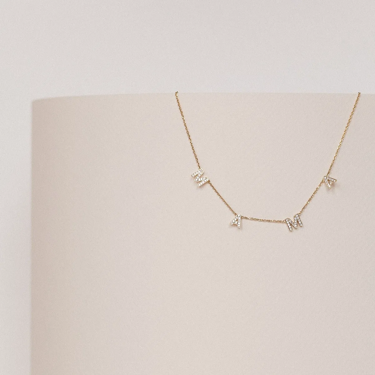 Regali di gioielli dell'amicizia Collana in oro delicato for donna, collana mamma placcata oro 14k Collane mamma con zirconi cubici Semplice catena di lettere in oro Gioielli personalizzati for mamma,