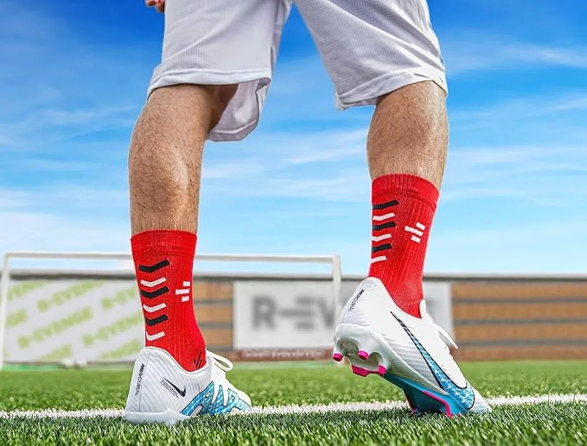 R-EVENGE Kit 4 Calze Tecniche da Calcio con inserti antiscivolo e protezione per tibia e tendine.
