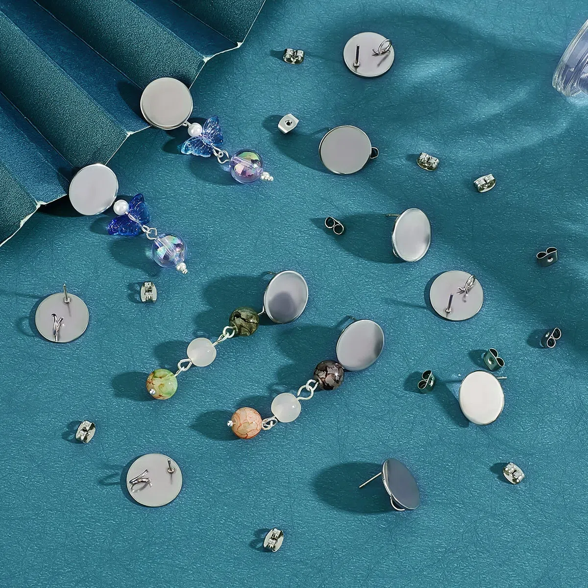 UNICRAFTALE Orecchini tondi piatti dorati in acciaio inossidabile con dadi per le orecchie e fibbia, componenti di orecchini rotondi piatti ipoallergenici per gioielli da donna