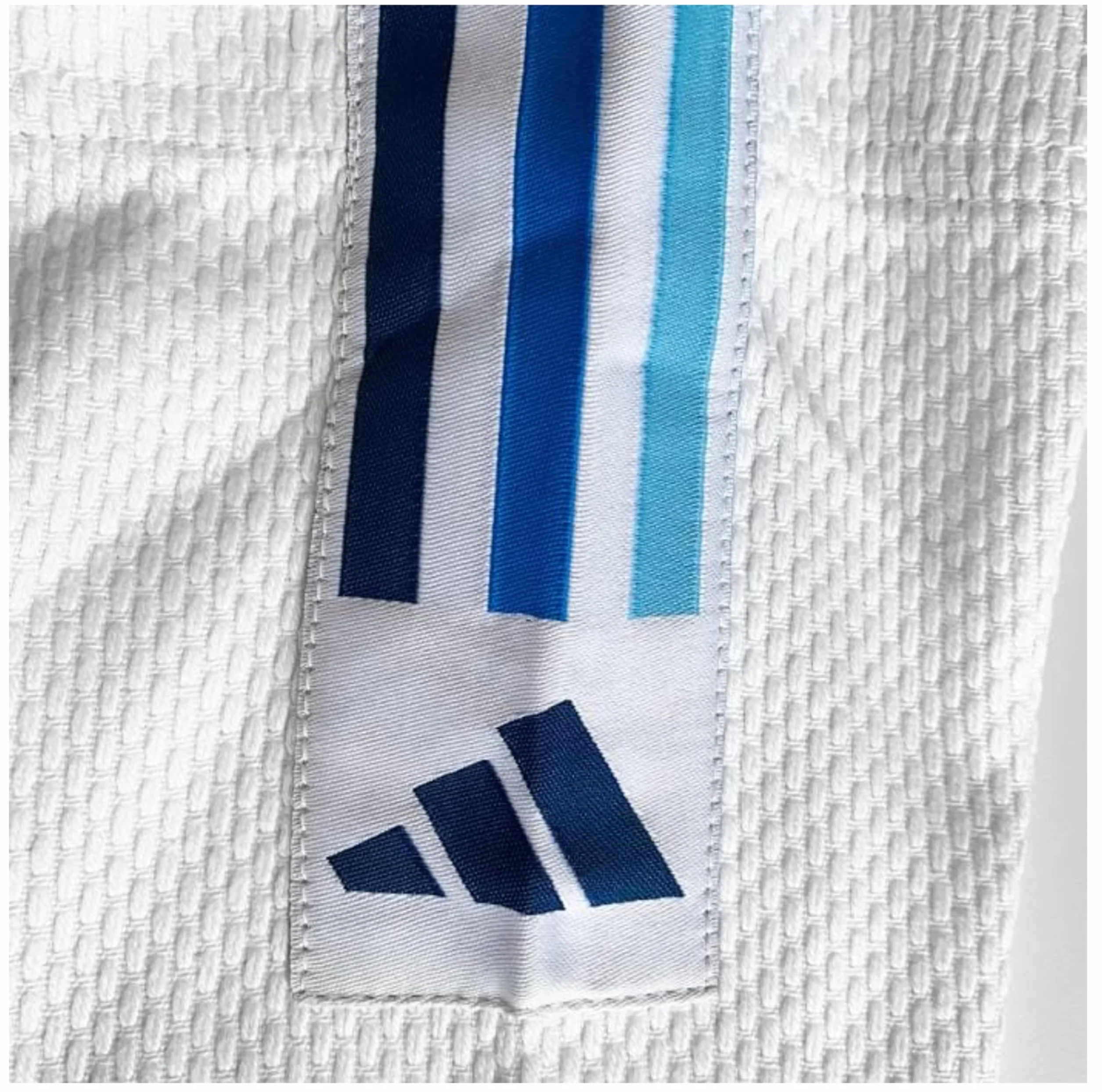 adidas Uniforme da Judo per Uomini, Donne e Bambini, Perfetta per l'allenamento, Resistente in Policotone, con Cintura Bianca Inclusa, 350 g