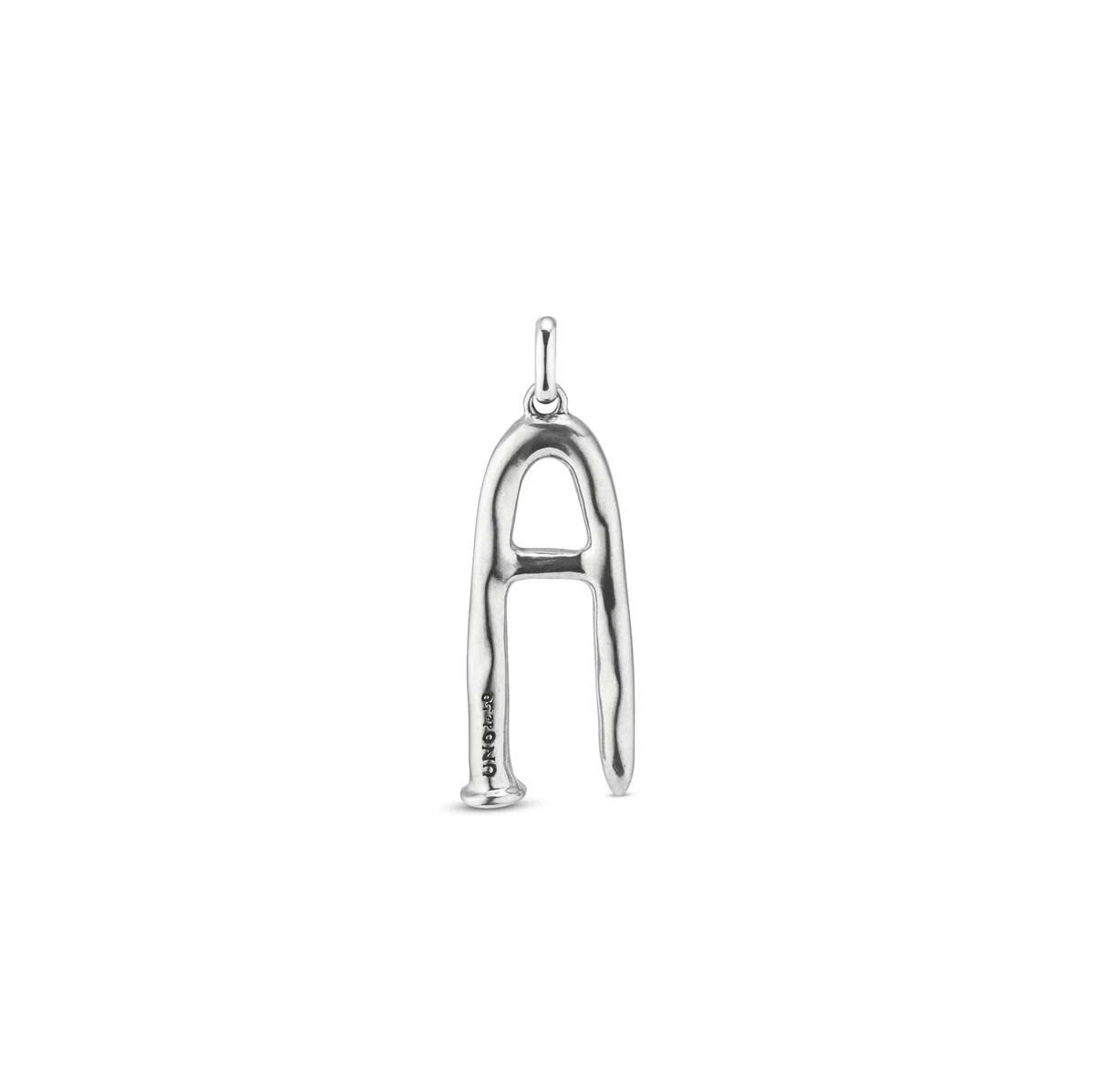 Charm Unisex bañado en Plata y/o Oro, inspirado en El icónico clavo de UNOde50 con Forma de letra. Puede combinarse con cadenas con diferentes tamaños y volúmenes.