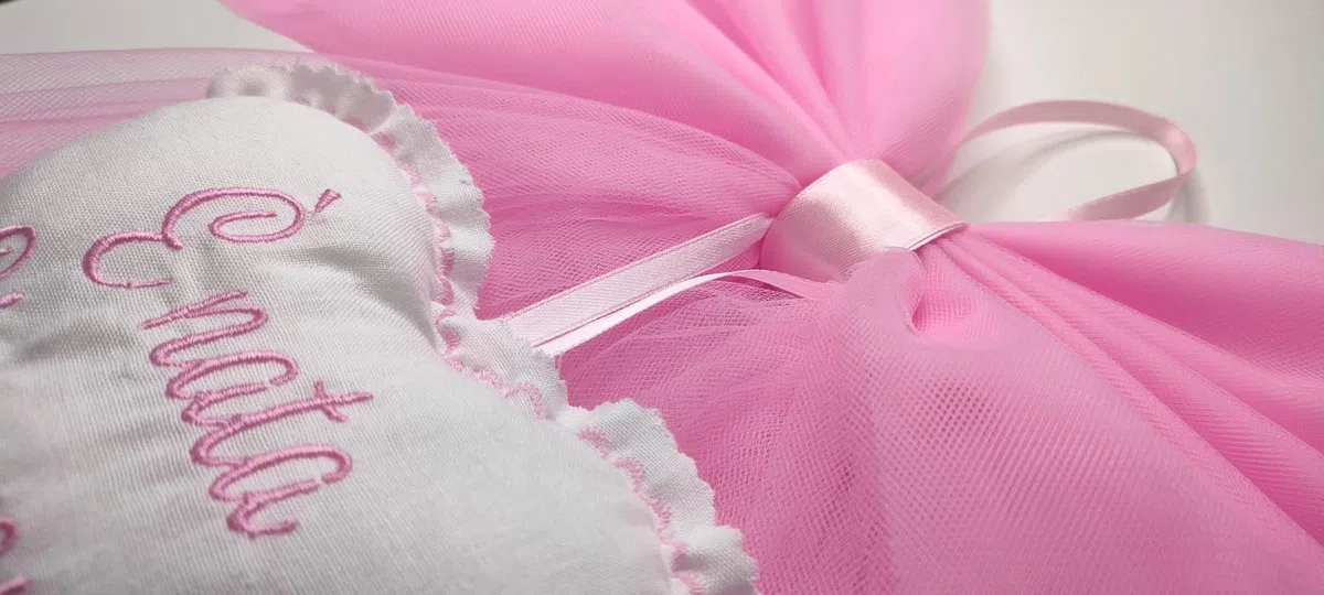 Crociedelizie, fiocco nascita bimba personalizzato in tulle rosa con ricamo nome ricamato elegante semplice coccarda fuori porta cuore