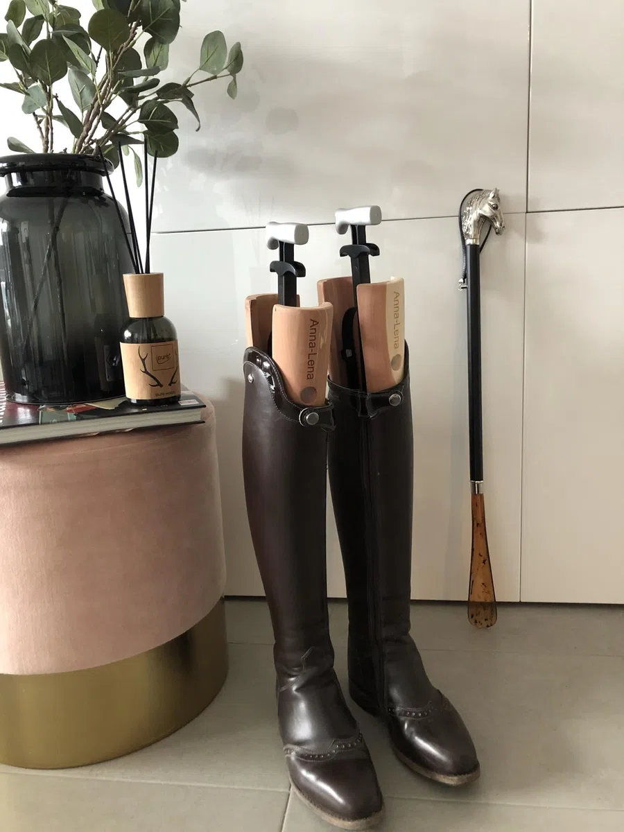 DELFA - Tendistivali in legno di cedro, lunghezza 35 cm, meccanica innovativa, forma esclusiva con nome personalizzato