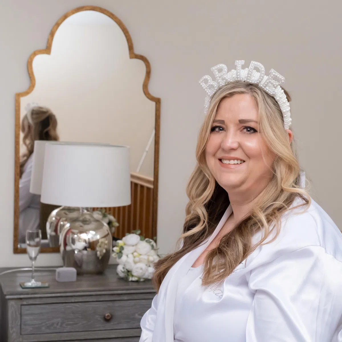 TRIXES - Diadema da sposa con corona decorata di perle per donna, accessorio per costume da addio al nubilato, accessorio