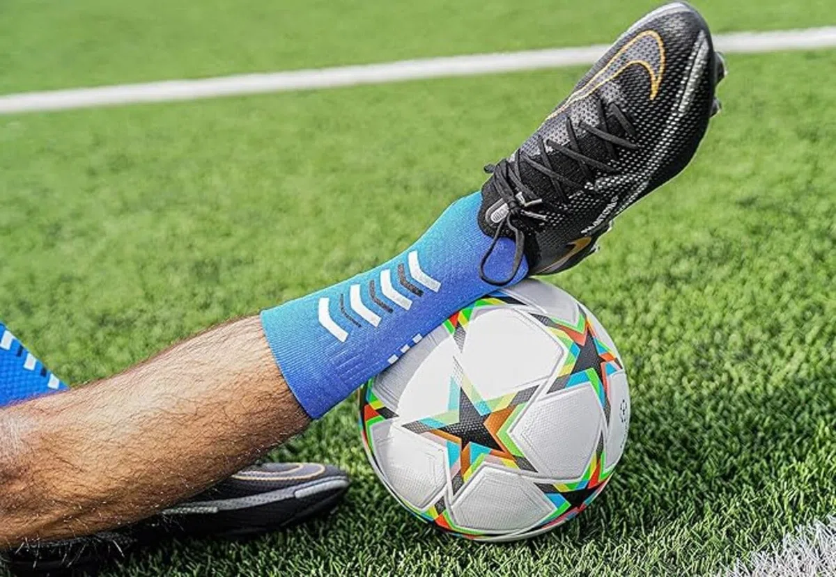 R-EVENGE Kit 4 Calze Tecniche da Calcio con inserti antiscivolo e protezione per tibia e tendine.