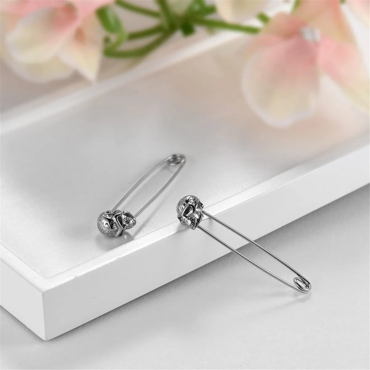 JewelryWe - Orecchini con Spilla di Sicurezza, Orecchini a Perno, Orecchini in Acciaio Inossidabile con Testa di Leone/Lupo/Teschio