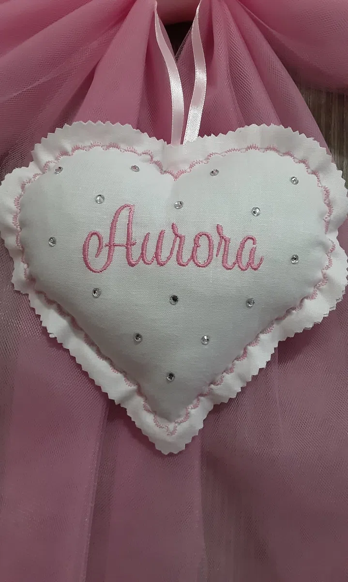Crociedelizie, fiocco nascita bimba personalizzato in tulle rosa con ricamo nome ricamato elegante semplice coccarda fuori porta cuore