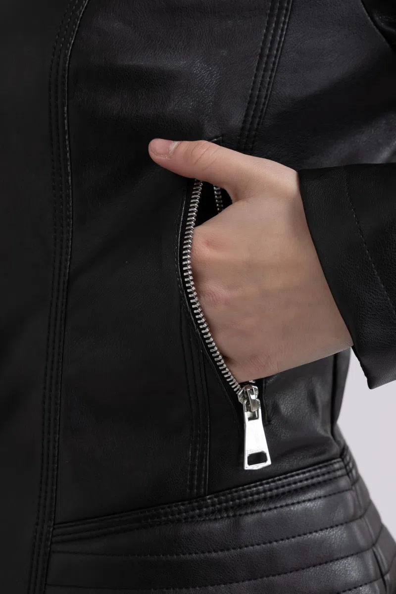 Giacca Donna in Ecopelle Leggera con Cerniera e Tasche