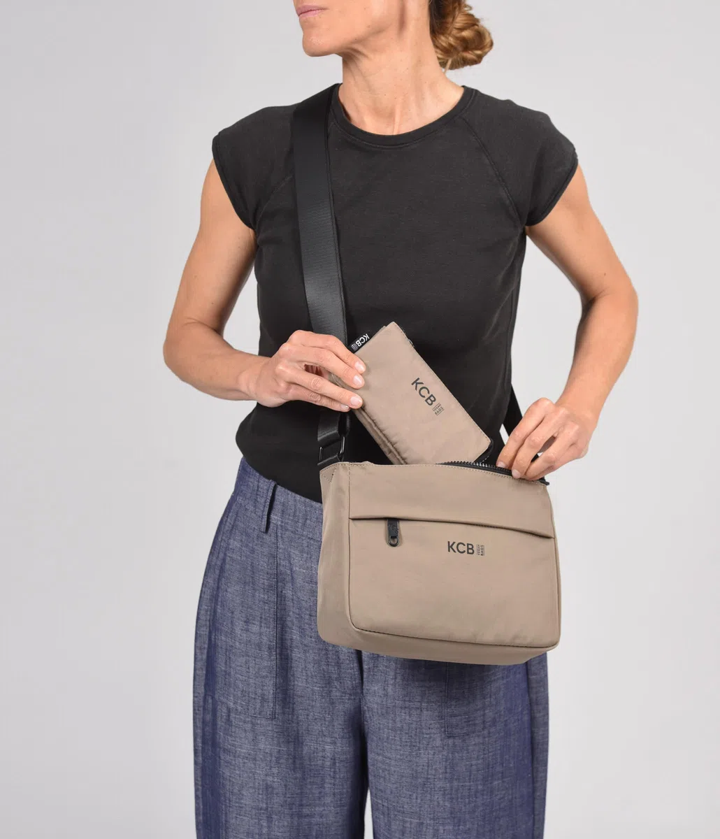 KCB Tracolla Maze | Design spazioso e pratico | Tasche multiuso | Varietà di scomparti | Maniglie regolabili | 100% Vegano