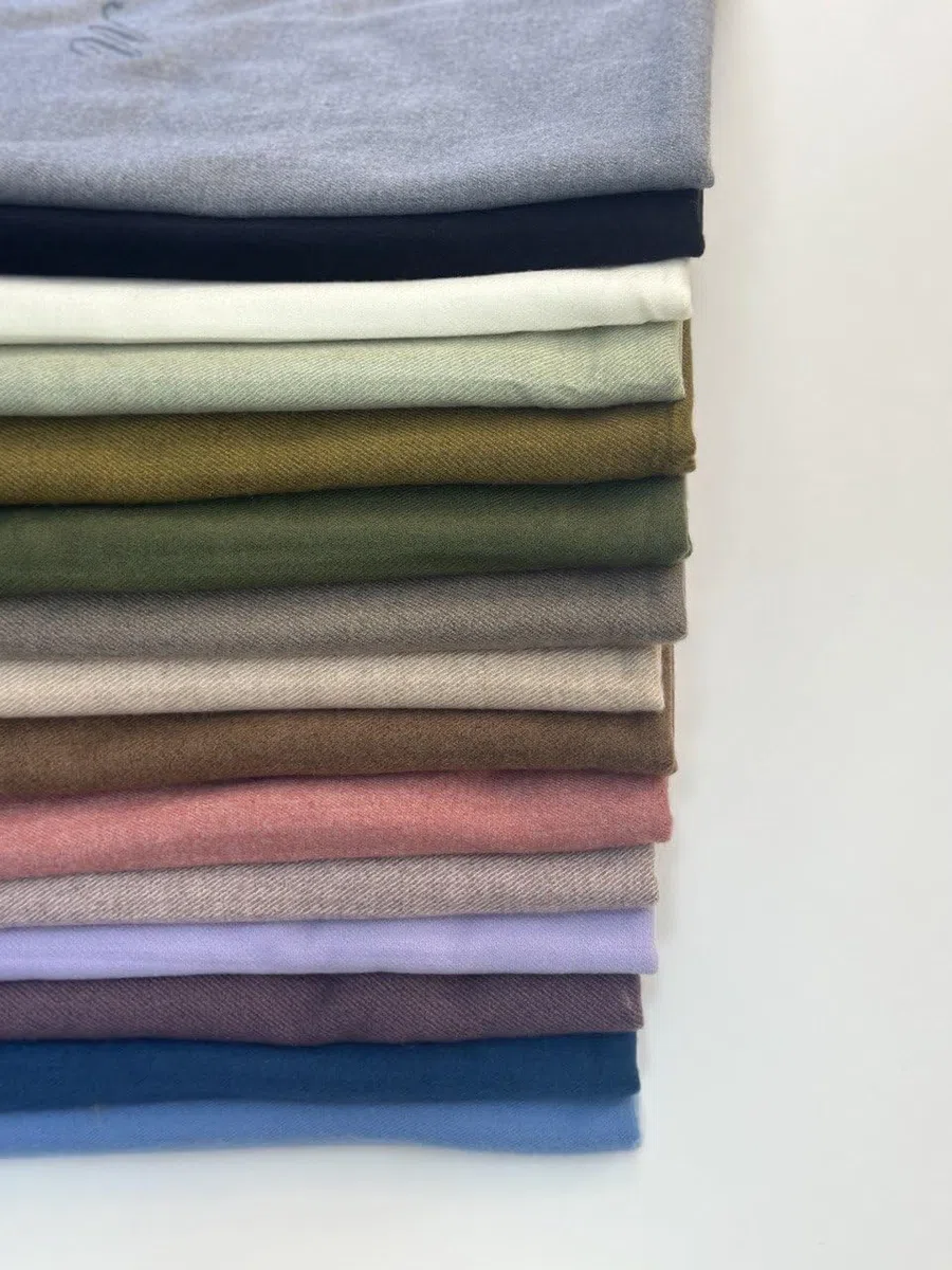 Elegante Pashmina in Cashmere e Lana Personalizzabile con Ricamo disponibile in più colori - Morbidezza e Calore Senza Compromessi - Sciarpa o Scialle da Donna