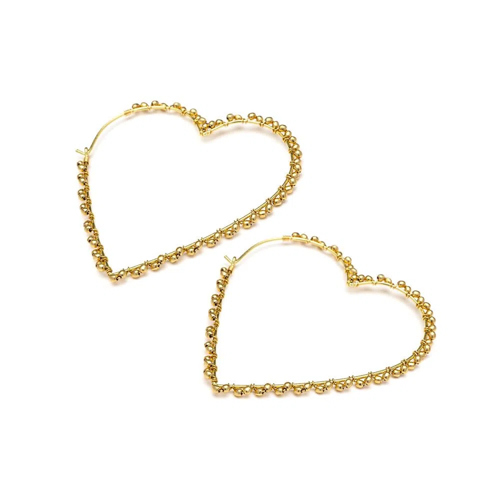 Vestopazzo orecchini cut out cuore in ottone riciclato. Chiusura a gancio. Dimensione 6,5 cm ca. Nickel tested. Lavorazione artigianale.
