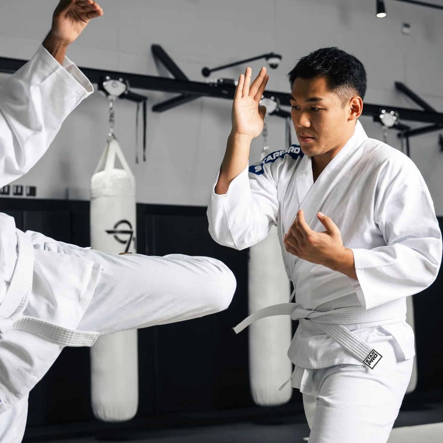 Starpro Tuta Kimono Karate in Cotone Bianco. Uniforme Professionale in Tessuto da Allenamento, Arti Marziali, MMA, Karate, Taekwondo - Uomini, Donne e Bambini - 110-190 cm - Cintura Bianca Gratuita