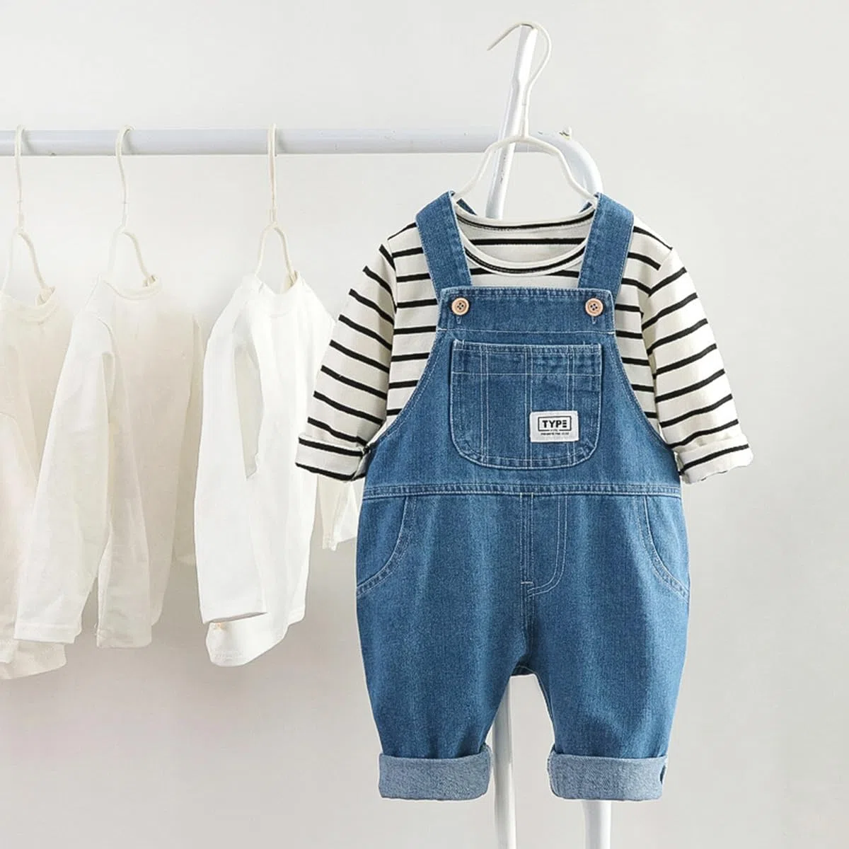 Salopette Neonato Unisex 100% Cotone Denim con Tasca Frontale, Tuta a Bottoni Regolabile (6M-5A) - Jeans Elastici Morbidi