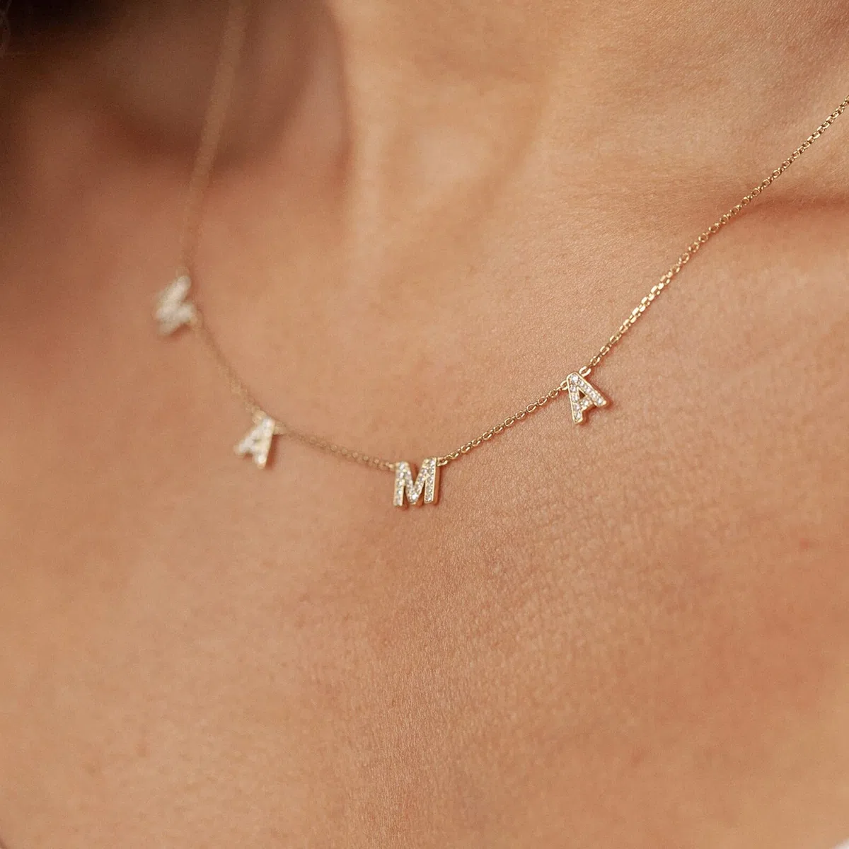 Regali di gioielli dell'amicizia Collana in oro delicato for donna, collana mamma placcata oro 14k Collane mamma con zirconi cubici Semplice catena di lettere in oro Gioielli personalizzati for mamma,