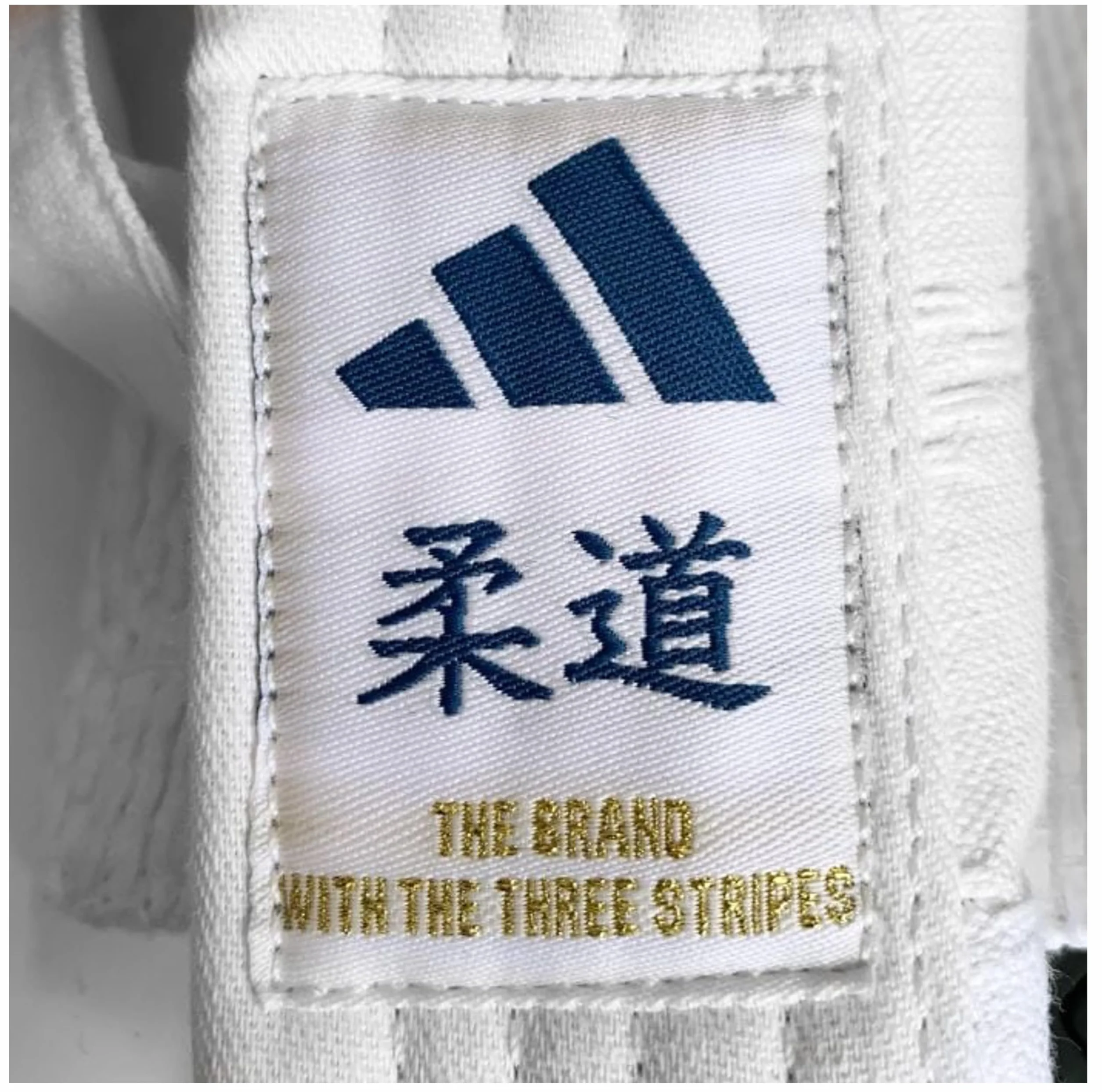 adidas Uniforme da Judo per Uomini, Donne e Bambini, Perfetta per l'allenamento, Resistente in Policotone, con Cintura Bianca Inclusa, 350 g