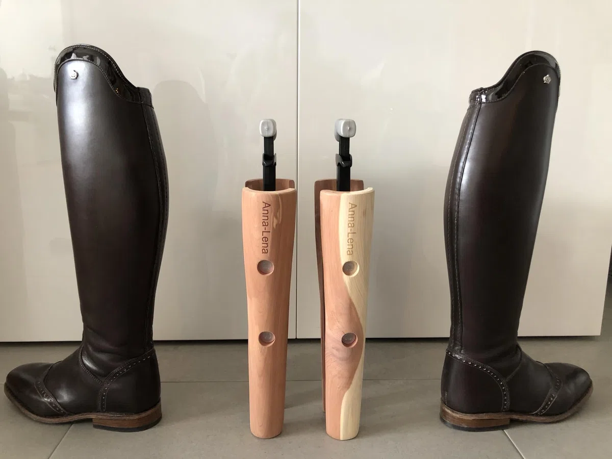 DELFA - Tendistivali in legno di cedro, lunghezza 35 cm, meccanica innovativa, forma esclusiva con nome personalizzato